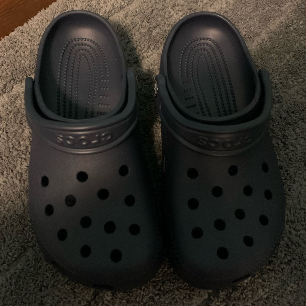 w/7 m/5 crocs navy blue. brand new without tags